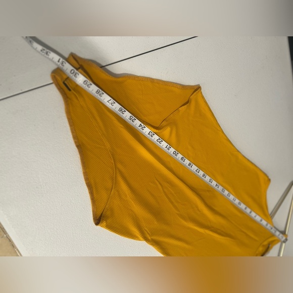 Zara Bodysuit Women size M Trafaluc
Yellow Mustard Ribbed Sleeveless
HalterNeck - Picture 4 of 5